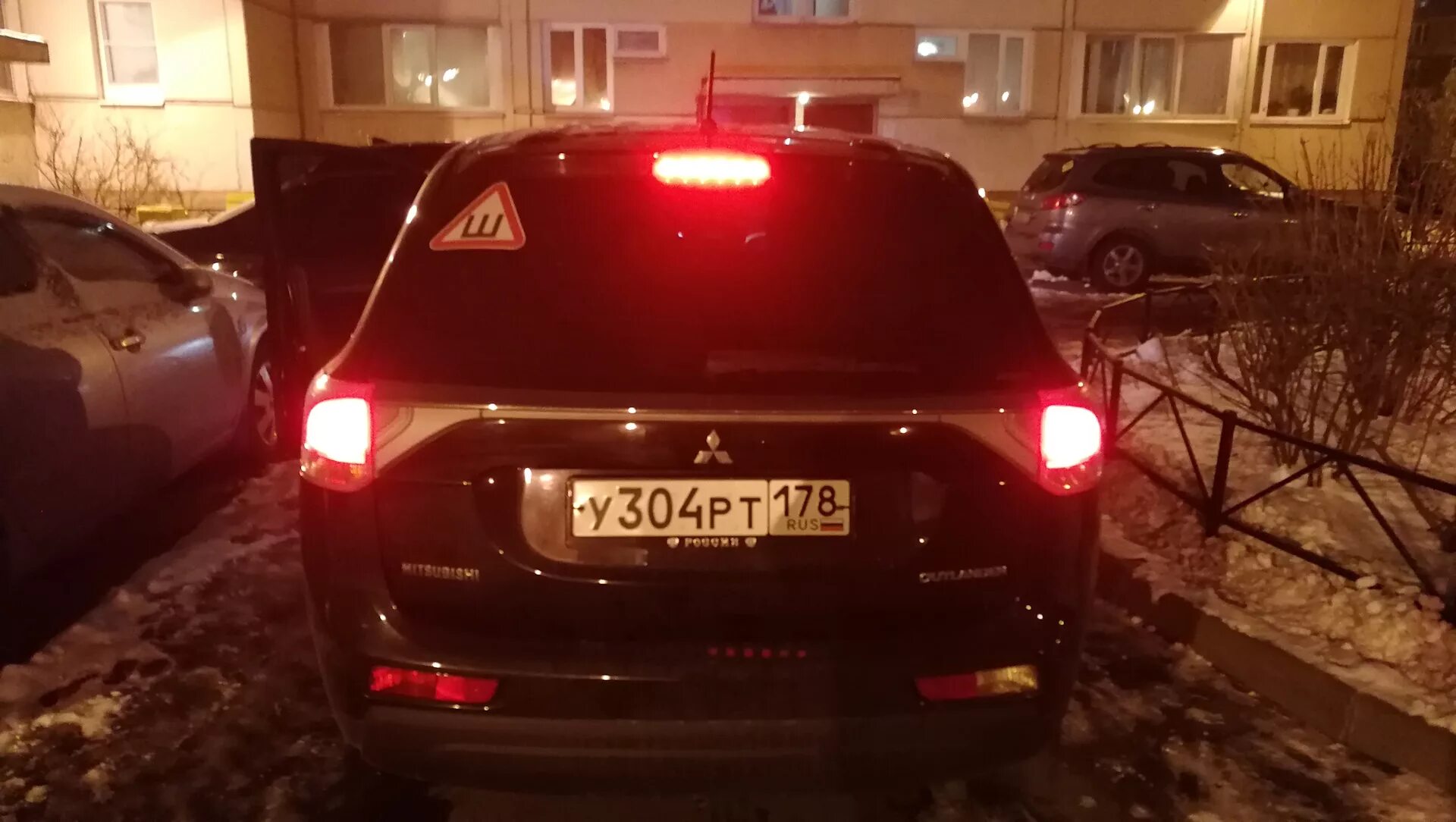 Не горит 3 стоп. Стоп сигнал аутлендер 3. стоп сигналы аутлендер 2. стоп сигнал митсубиси аутлендер 3. светодиод заднего стоп сигнала аутлендер 2013 года.