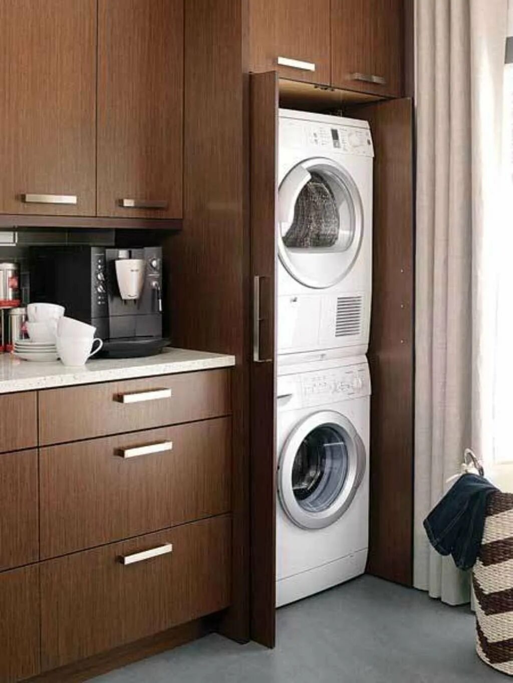 Можно ли стиральную машину ставить на сушильную. Постирочная Miele. Мебель для встраивания стиральной и сушильной машины. Сушильная машина на кухне. Стиральная машина на кухне.