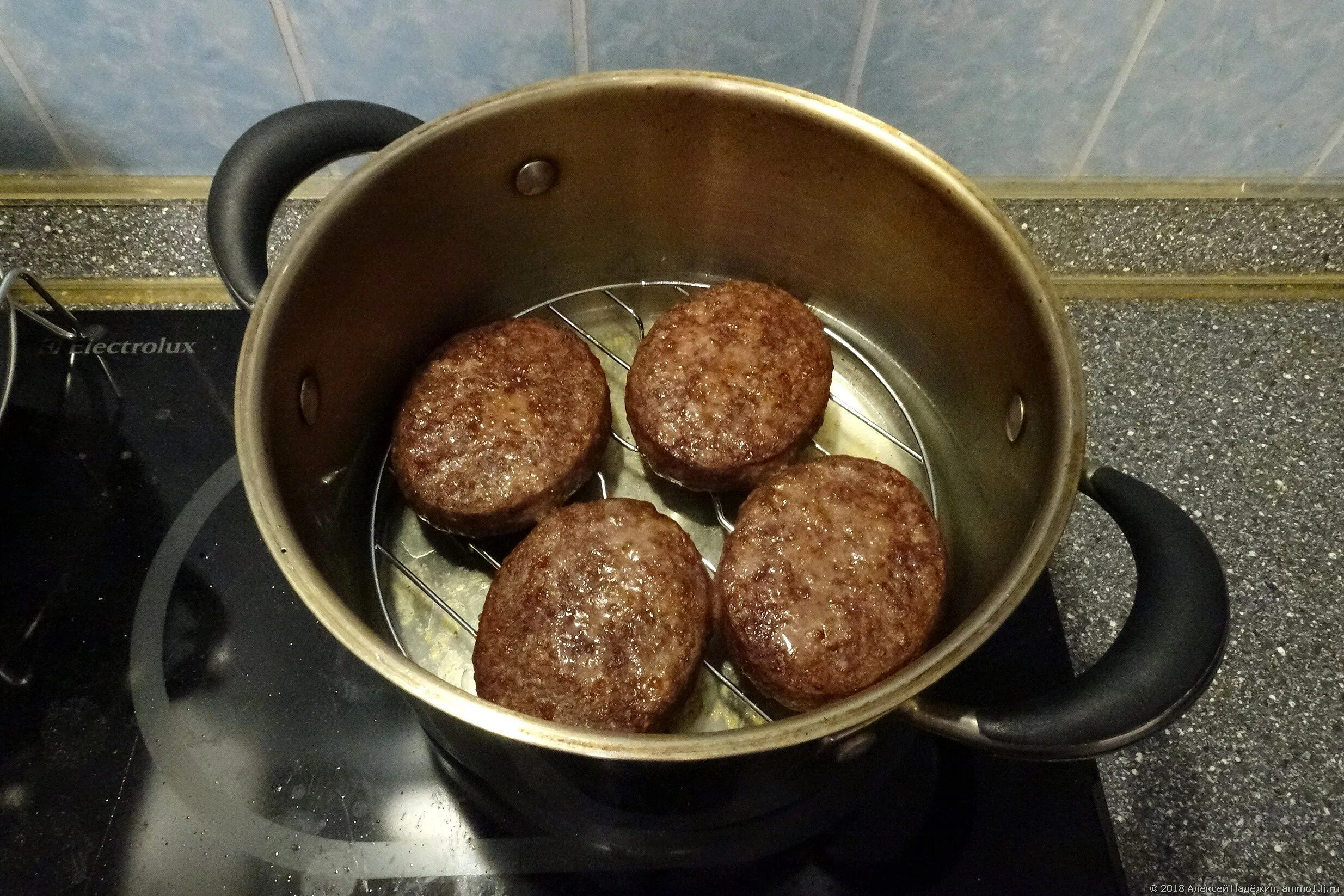 Можно ли пожарить котлеты. Котлеты в кастрюле. жареная в кастрюле. котлеты на пару в кастрюле. котлеты на сковороде.