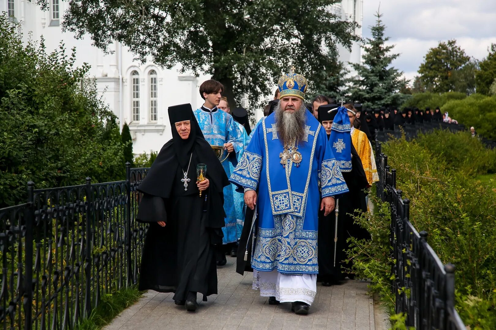 дивеево храмы служба. свято – троицкий серафима – дивеевский монастырь. троицкий и благовещенский собор дивеево. дивеево храмы служба. дивеево туристы.