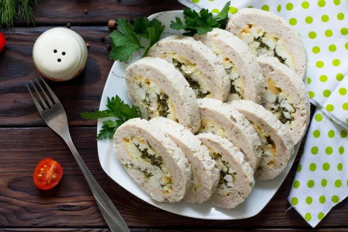 Куриный рулет с зеленью. Куриный рулет с зеленью. Куриный рулет с зеленью. Рулет с зелени и курицей. Куриные рулетики с сыром.