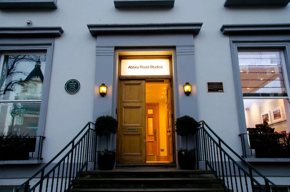Road studio. Эбби роуд студия. Студия звукозаписи Abbey Road. Битлз на студии Эбби роуд. Abbey Road Studios (Лондон, Великобритания).