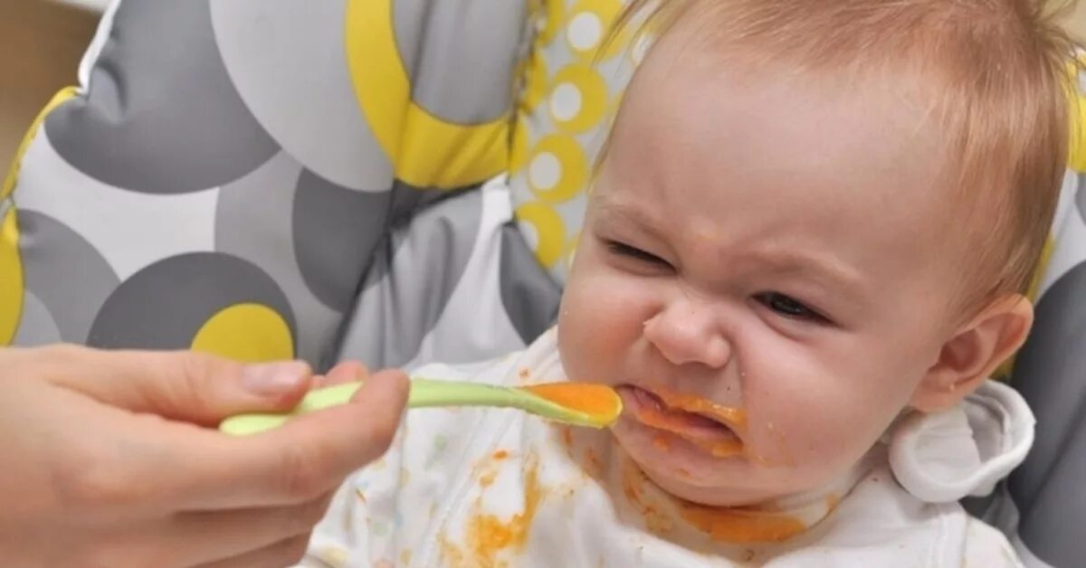Малыш кушает. Прикорм малыша. Малыш ест прикорм. Малыш ест кашу.