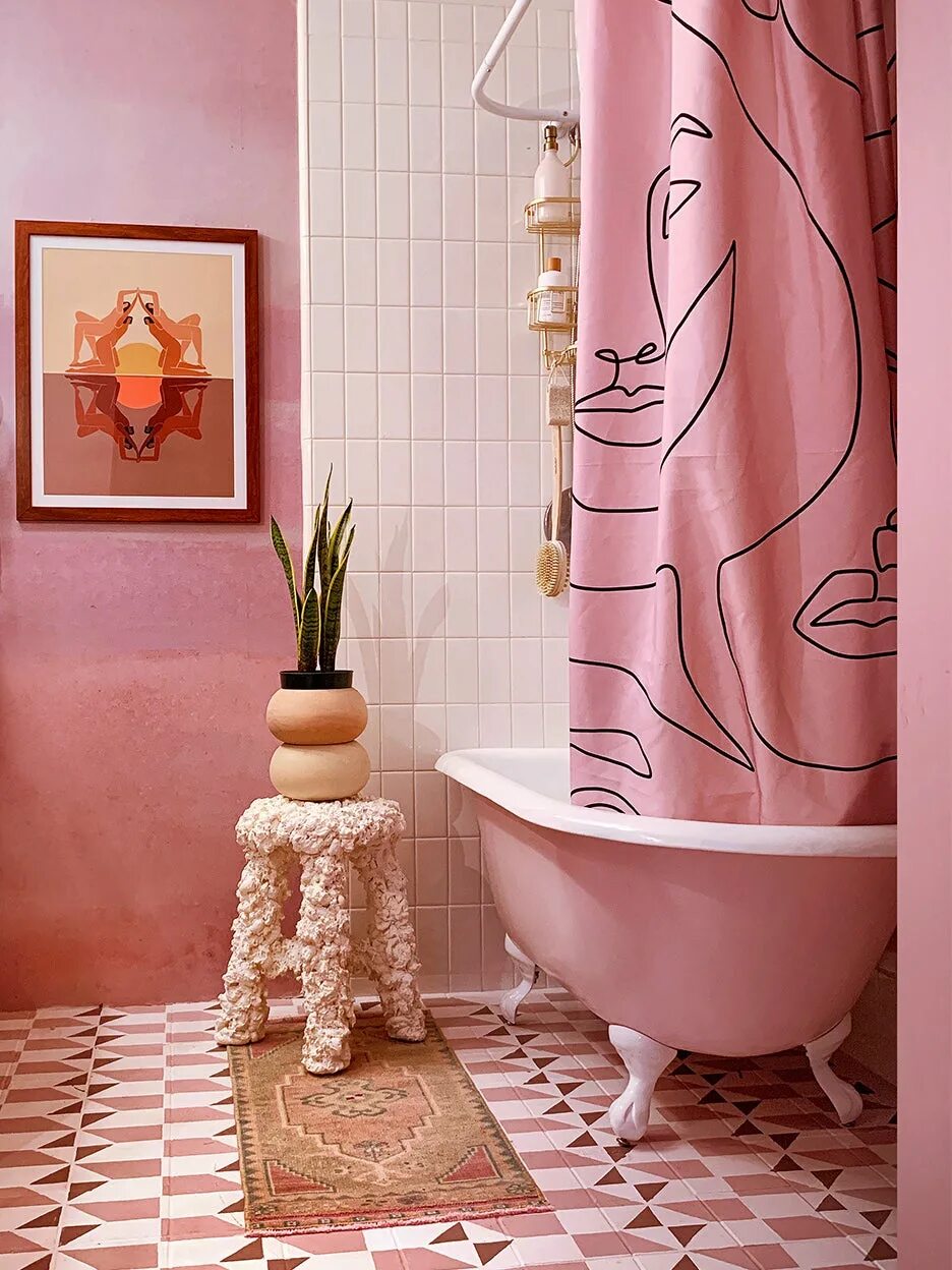 Покрасить плитку в ванной. Розовый кафель в ванной. Розовая плитка для ванной. Розовая ванная. Плитка в розоватых тонах для ванной.