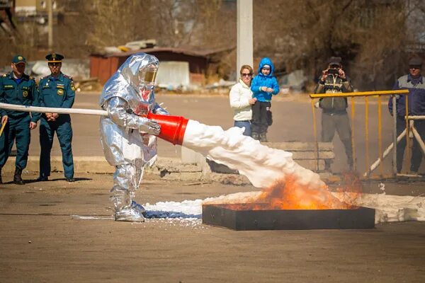 День пожарной охраны видео. Пожарник в Улан-Удэ. Летающий пожарник. Летающая пожарная охрана. В Улан Удэ взлетел пожарный.