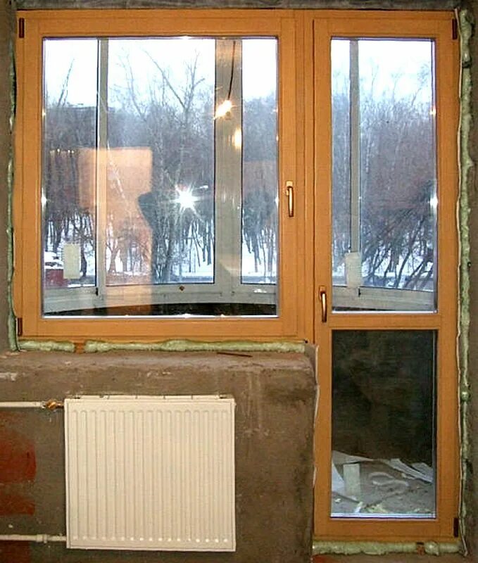 25\175. деревянный балконный блок. деревянные балконные блоки. деревянные окна балконный блок. балконная дверь с окном.