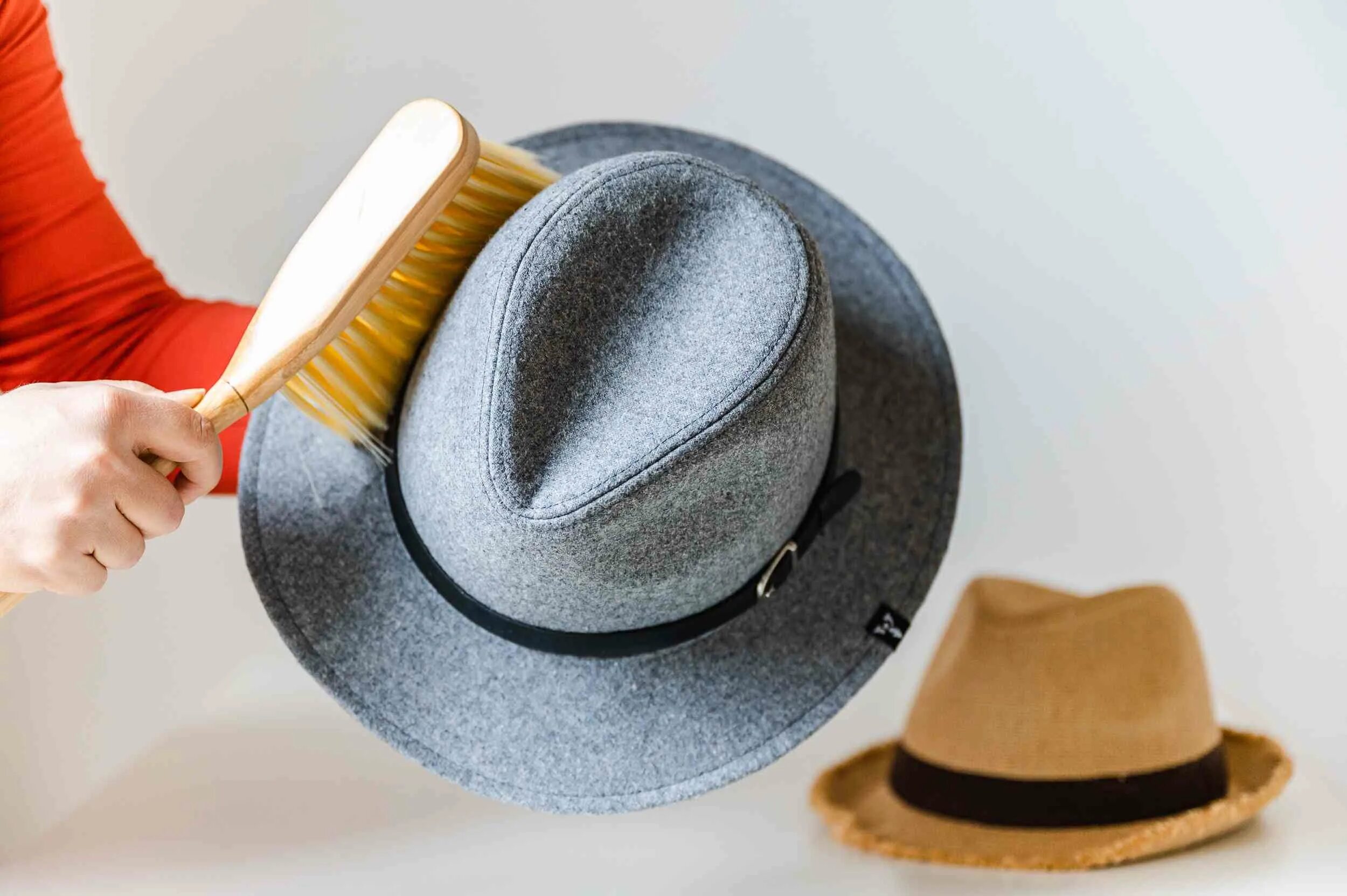 Как почистить фетров. Чистка фетровой шляпы. Фетровая шляпа с лентой мужская. Этапы производства фетровых шляп. Декоративные кольца для фетровой шляпы.