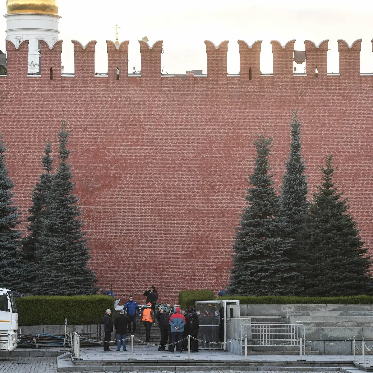 Краснокирпичные стены Московского Кремля. Зубцы кремлевской стены. Верземнек Кремлевская стена. Стены Московского Кремля на красной площади. Великая кремлевская стена