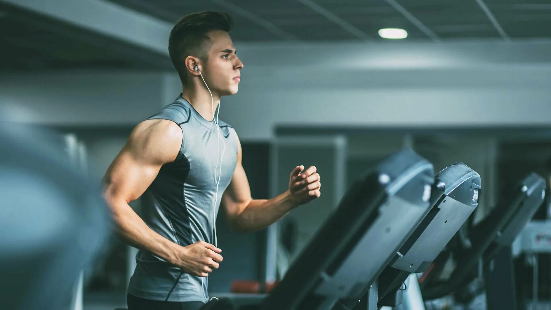 Человек на пробежке. Фитнес мужчина и женщина. Занятие спортом. Спортивные люди. Спортивные нагрузки.