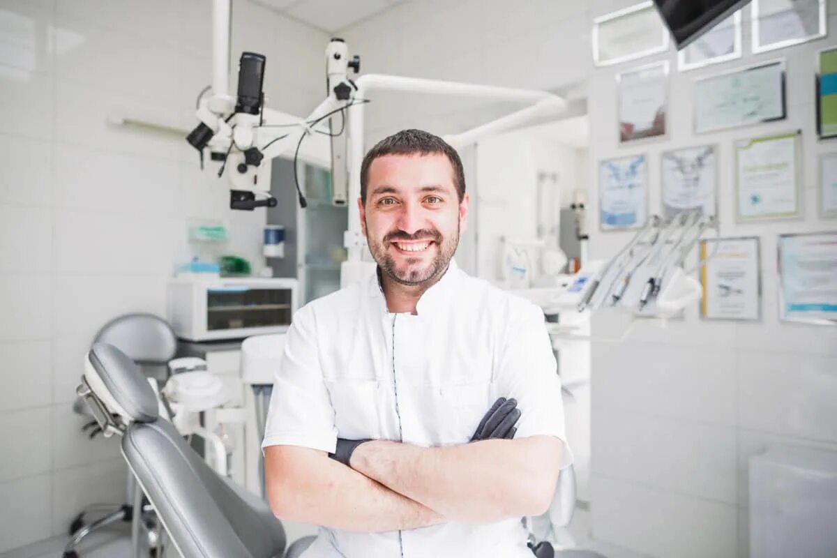 Работа врача стоматолога терапевта. Стоматолог. Зубной врач. Сайт стоматологии. Стоматолог мужчина.