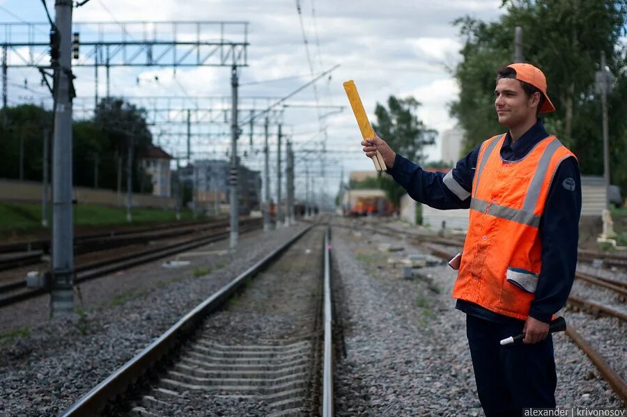 Монтер пути ржд путевая машинная станция. Пмс монтер. Монтер пути на железной дороге. Сигналист ржд. Профессия бригадир-путеец.
