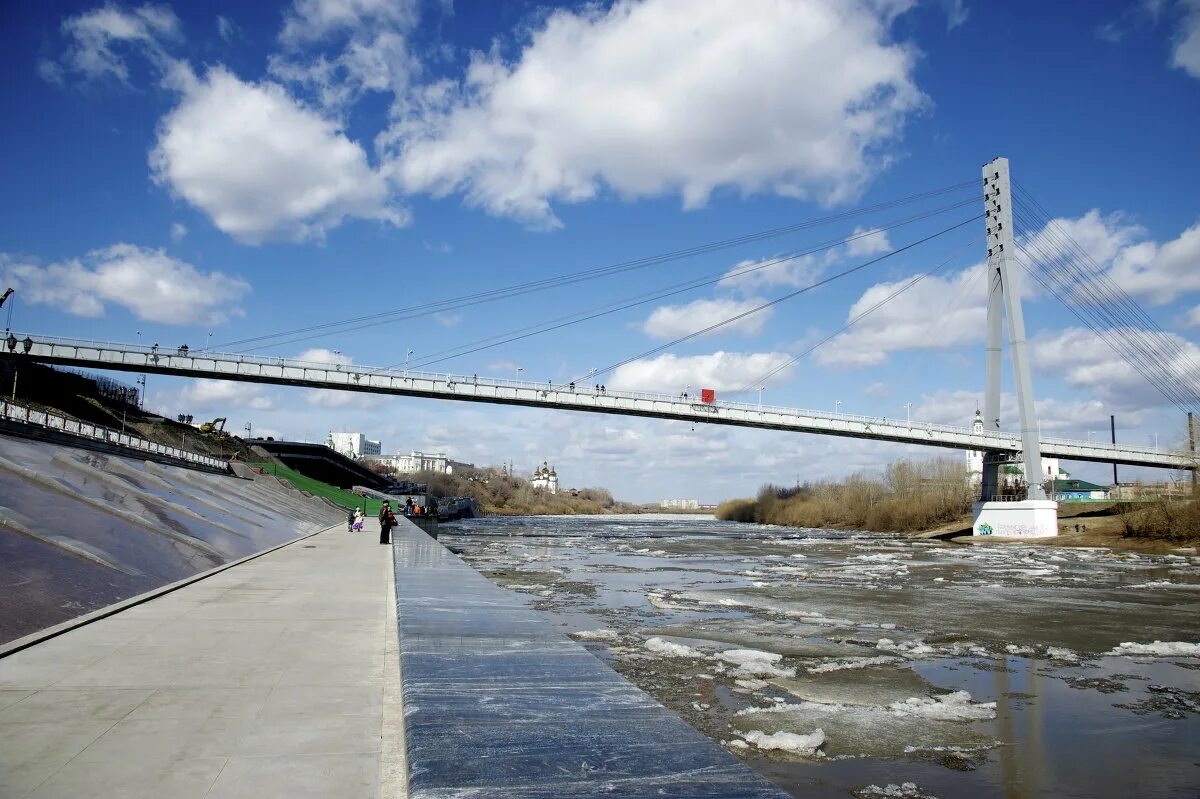 Вода в реке тура тюмень сегодня. Дамба на туре Тюмень. Дамба реки тура Тюмень. Ледоход на туре в Тюмени. Уровень воды в туре Тюмень.