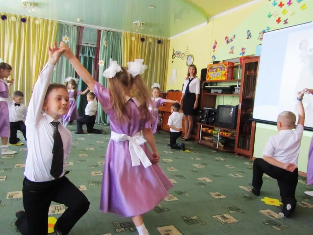разучивание детских танцев. ритмика для детей. танцевальная терапия для дошкольников. танцы в детском саду. разучивание детских танцев.