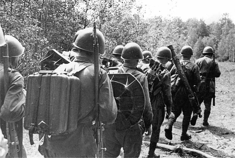 Марш 1942. Немецкие пехотинцы на марше. Великая отечественная война штыковая атака. Что такое пехота на войне. Бойцы ркка 1942.