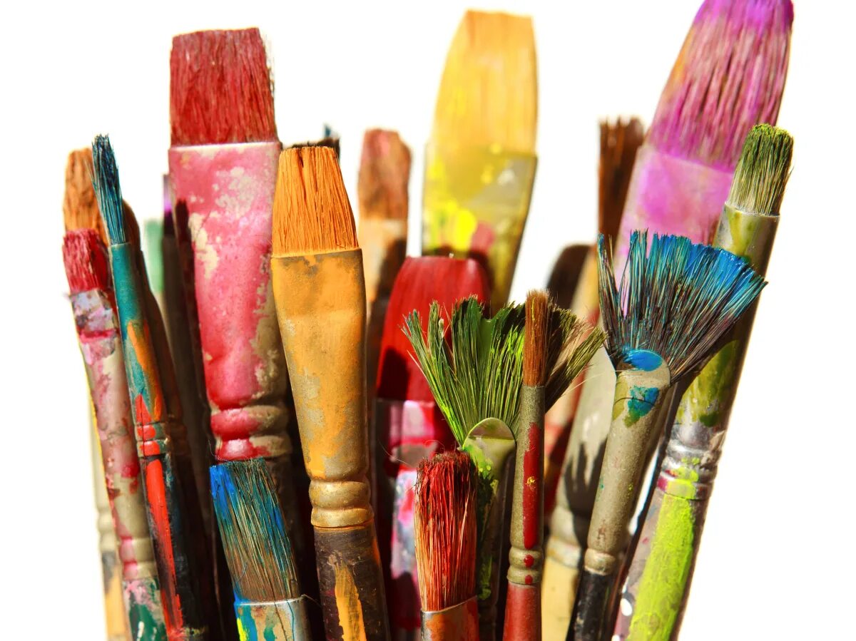 после работы с кистями. кисти и краски. после работы с кистями. палитра с красками и кистями. после работы с кистями.