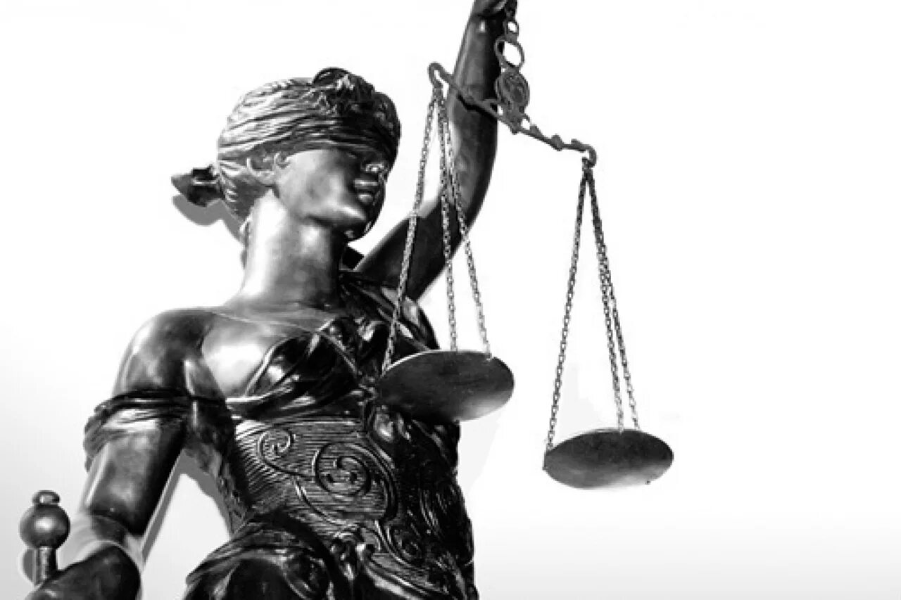 Весы правосудия. Несправедливые законы не создают право эссе. Несправедливое право. Статуя правосудия фемида. Несправедливое право.