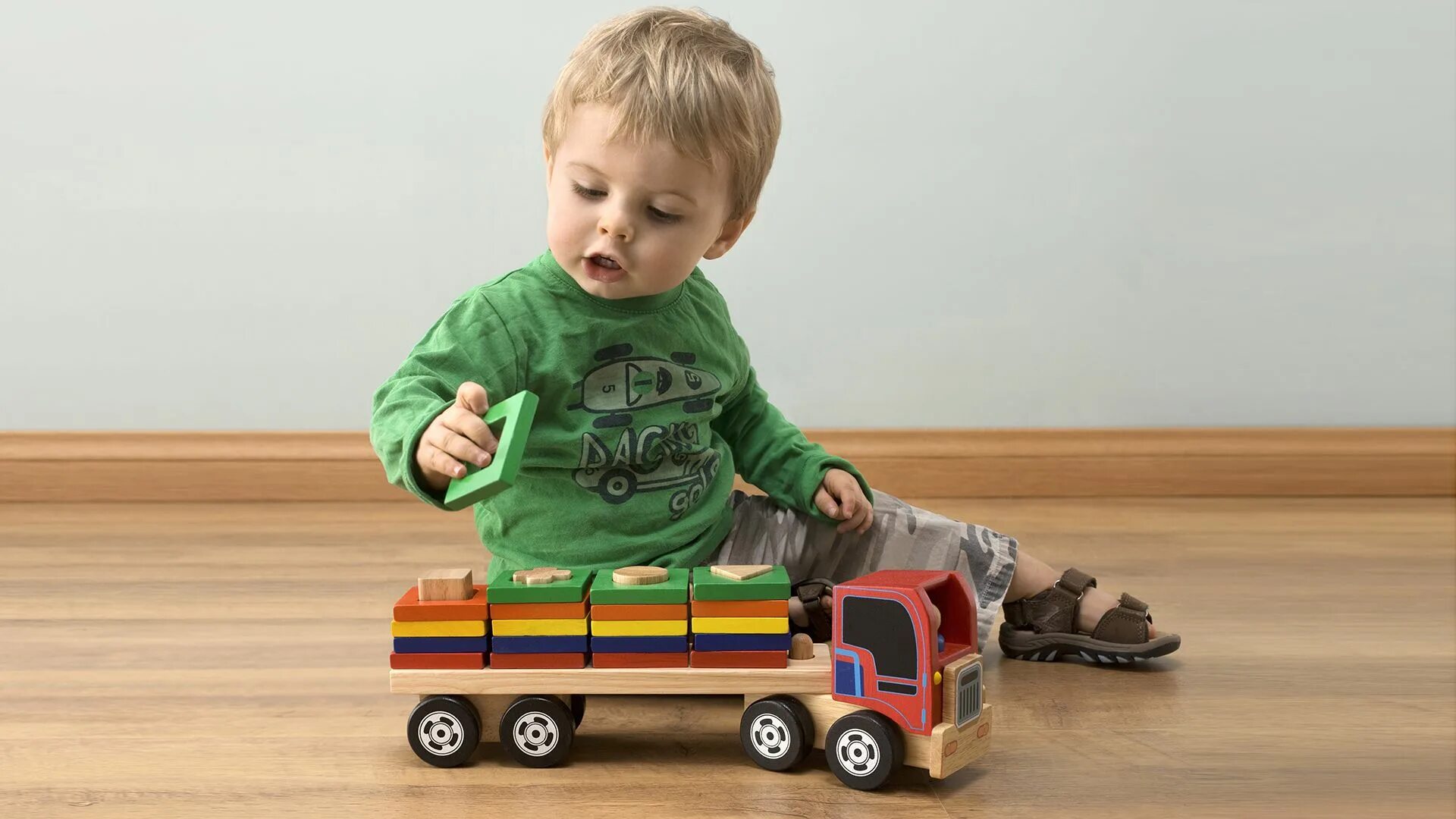Игрушки для детей. Машинки для мальчиков. Дети играют. Игрушки в подарок на 1 год мальчику.