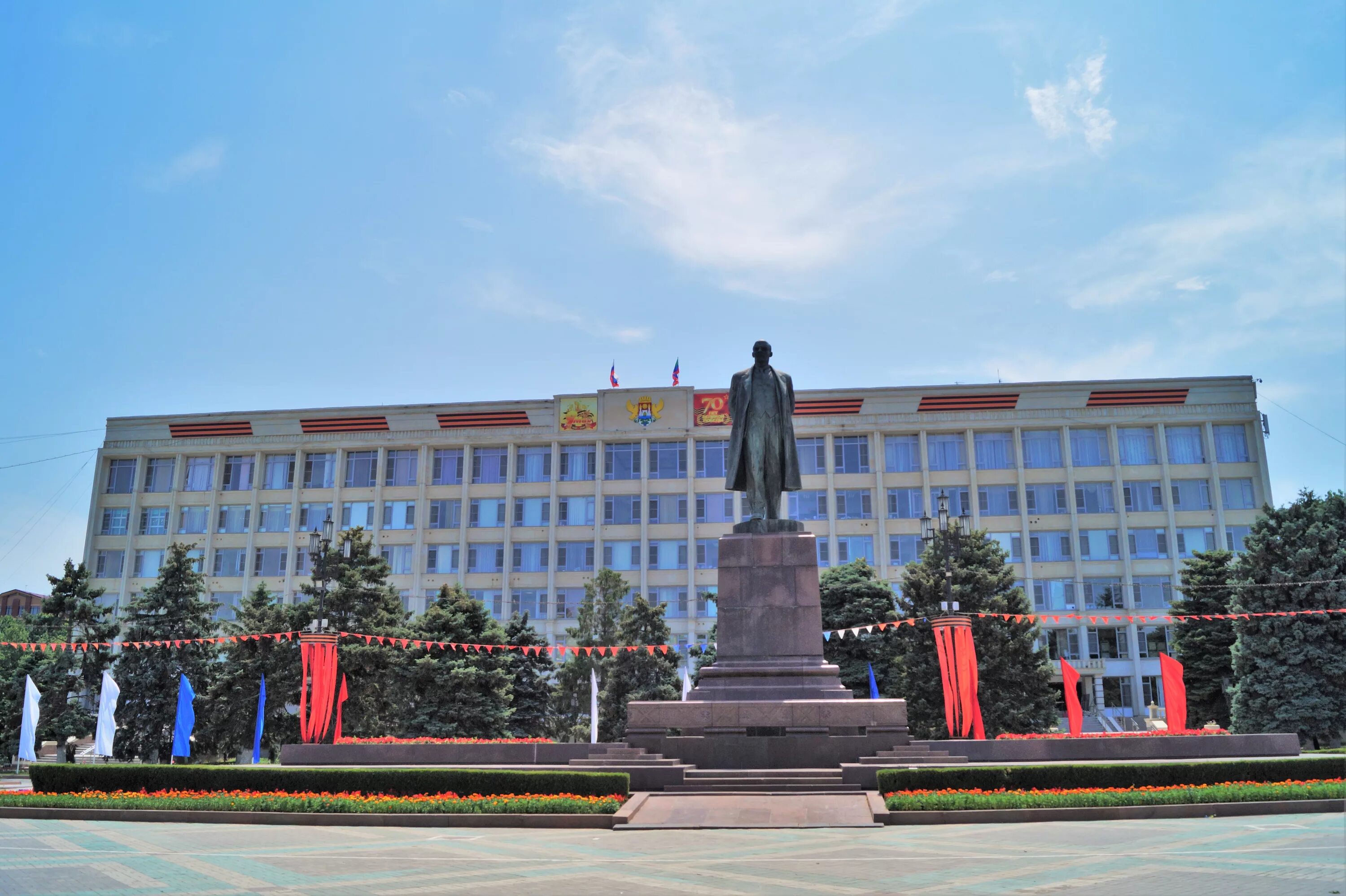 Махачкала й. Махачкала города россии. Махачкала й. Махач дахадаев вокзал и памятник в махачкале. Порт петровск махачкала.