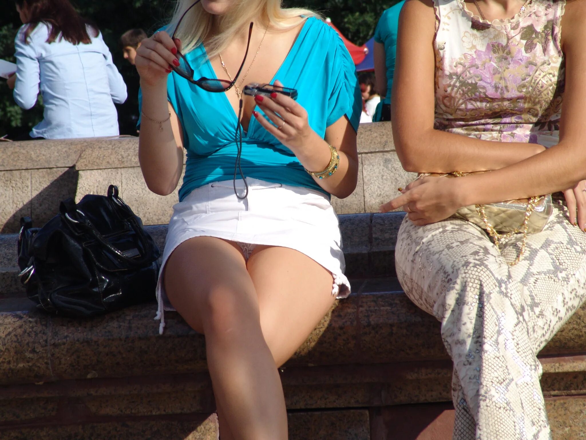 короткое платье трусики. красивые девушки в общественном транспорте. девушки незаметно показывают. красивые девушки засветились. попки девушек в общественном транспорте.