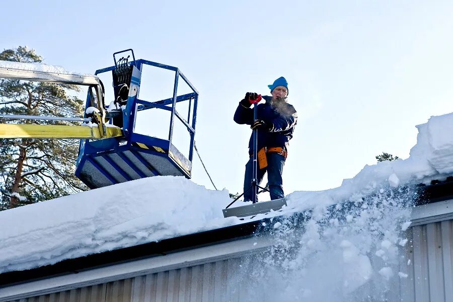 Очистка снега приспособление. Приспособление для уборки снега с крыши. Инструмент для очистки крыши от снега. Скребок для уборки снега с крыши. Снегоочиститель для крыши.