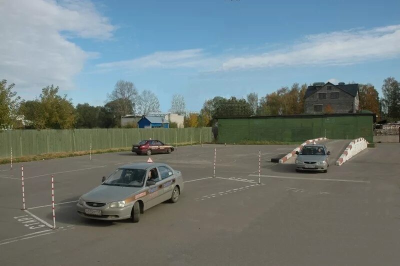 учебные машины в автошколах. площадка автошколы. инструктор вождению площадка. автош. экзамен гибдд вождение площадка.