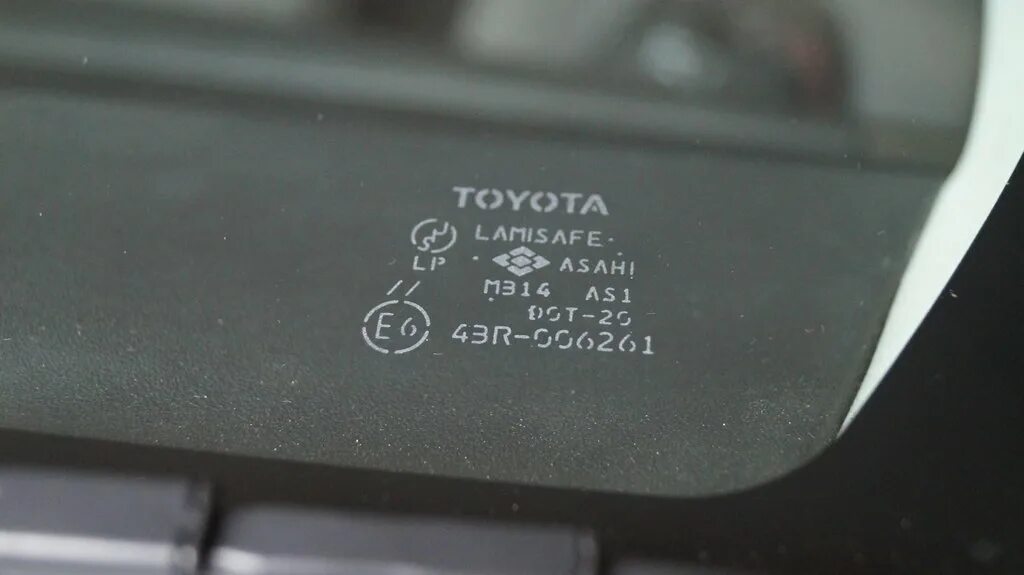 Как отличить оригинальное стекло от аналога на автомобиле. Как отличить оригинальное стекло. Как отличить оригинальное стекло. Лобовое стекло agc упаковка. Как отличить оригинальное стекло.