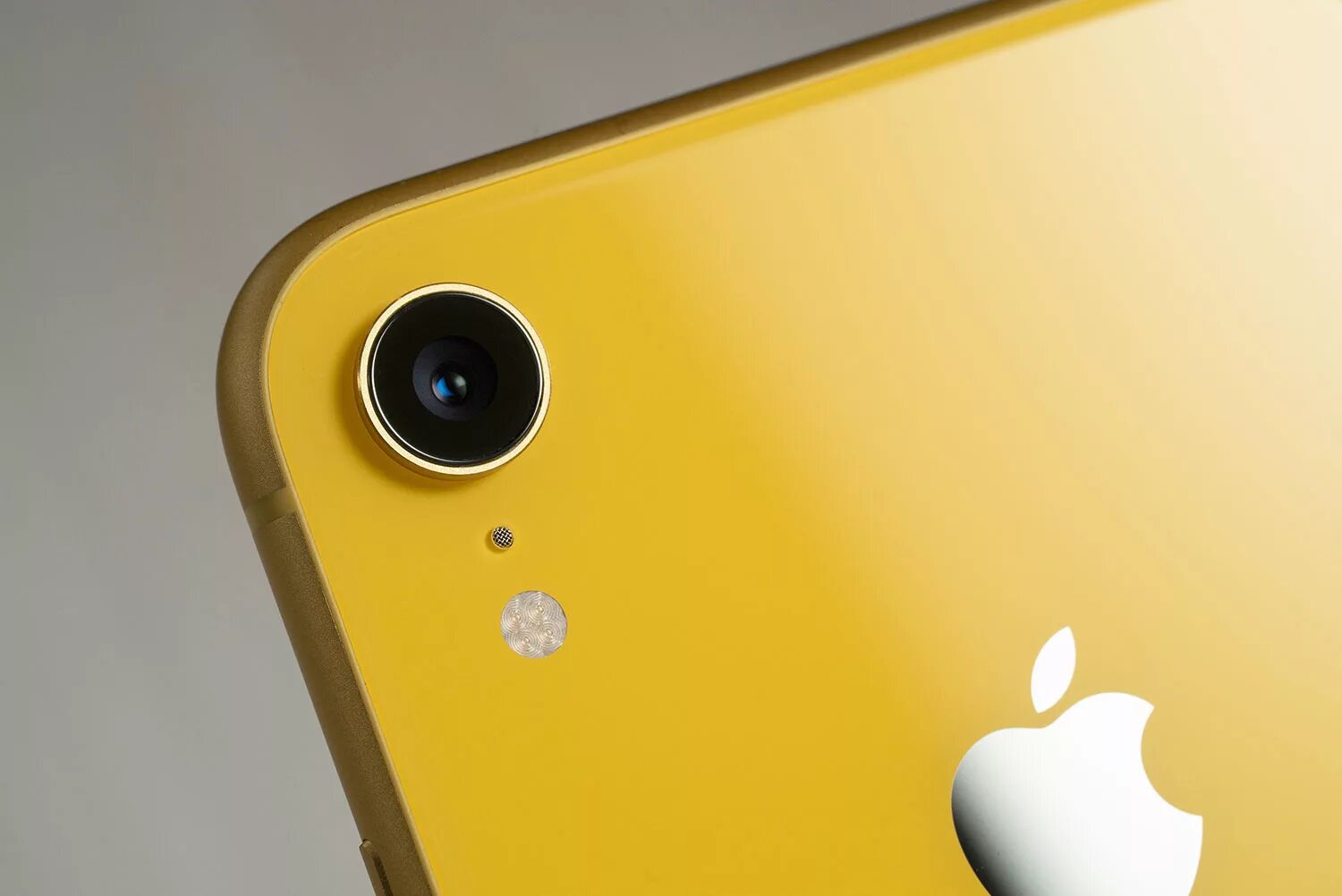 Айфон 1xr. Iphone XR желтый. Айфон с круглой камерой. Айфон с 1 камерой. Желтый айфон 13