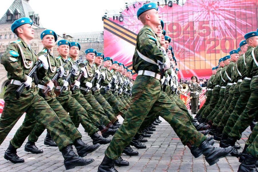 Российский солдат на параде. Солдаты на параде. День защитника Отечества парад. Солдат Российской армии для детей. 9 мая 21 1