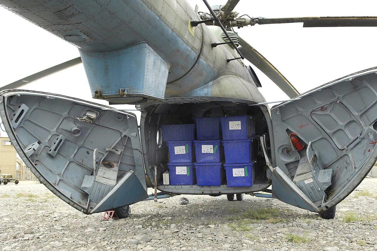 Ми 8 грузовой отсек. Ми-35 кабина. Грузовые створки. Ми-28 кабина грузовая. Грузовые створки.