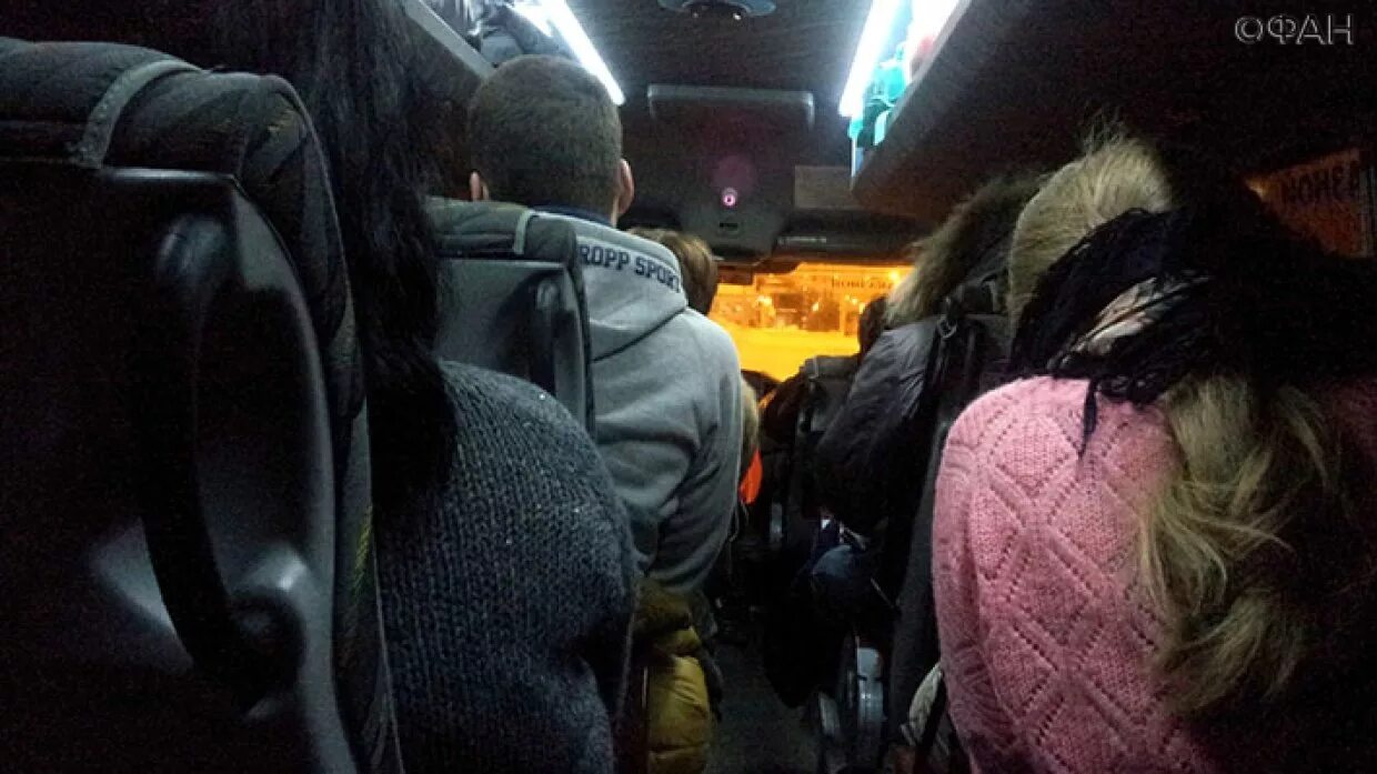 Ехать в автобусе ночью. Автобус ночью. девушка в автобусе вечером. автобус с пассажирами ночью. селфи в автобусе.