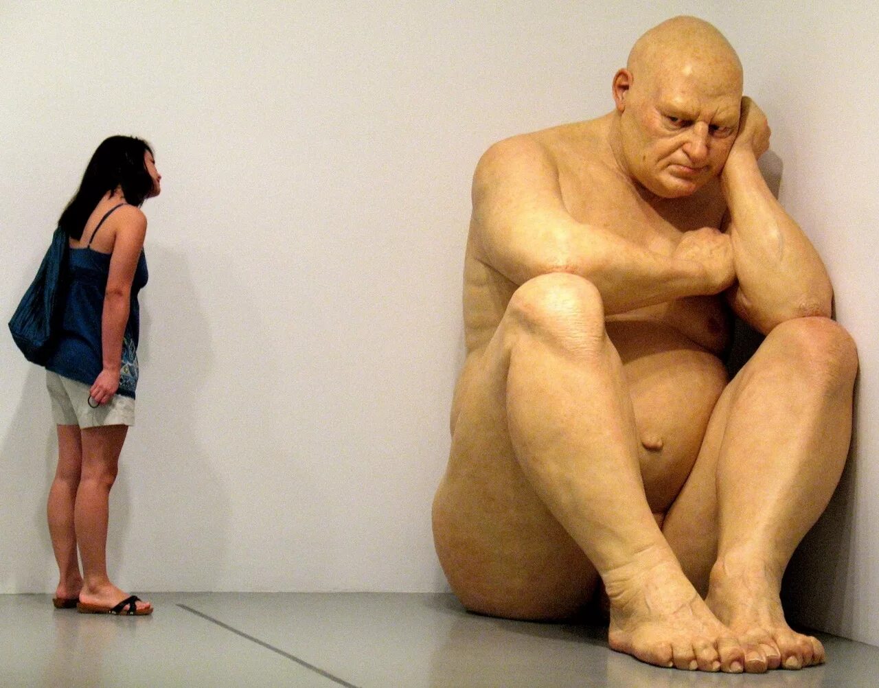 Теле велика. Скульптура Рона Мьюека Ron. Австралийский скульптор Рон Муек. Рон Мьюек большой человек скульптура.