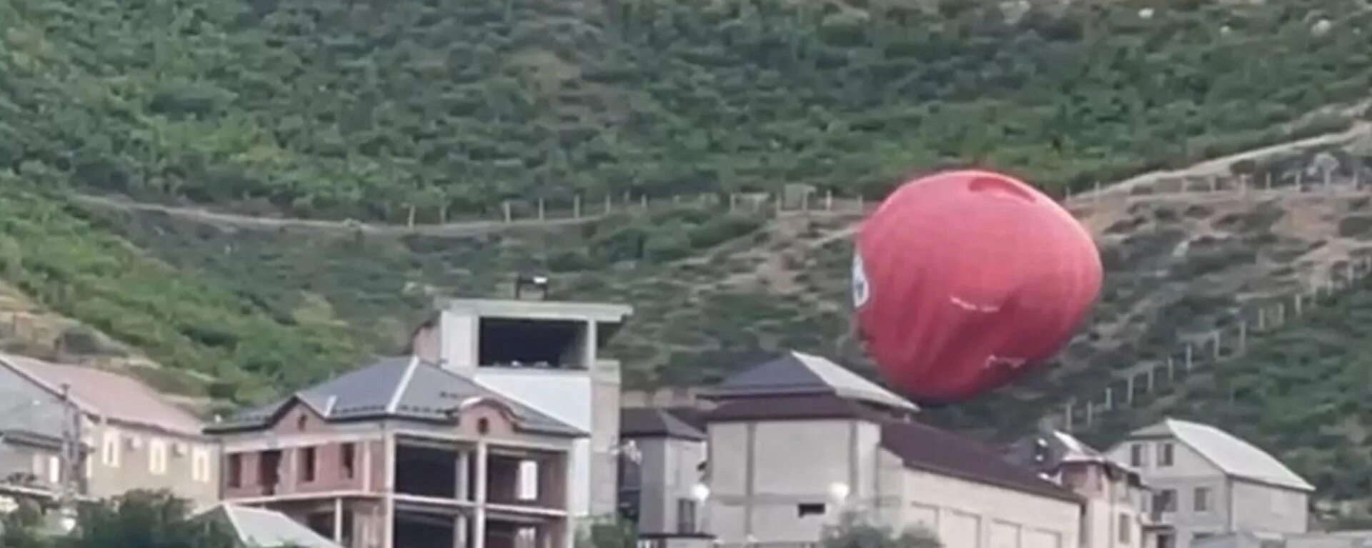 Упал воздушный шар. Тарки Тау Махачкала. Воздушный шар падает. Воздушный шар фото. Крушение воздушного шара.