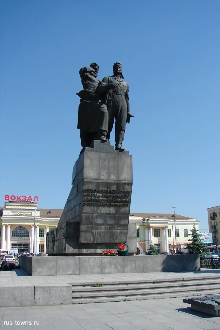 Памятник Уральскому танковому корпусу в Екатеринбурге. Памятник Уральскому добровольческому корпусу. Памятник воинам Уральского танкового корпуса Екатеринбург. Памятник танкистам в Екатеринбурге.