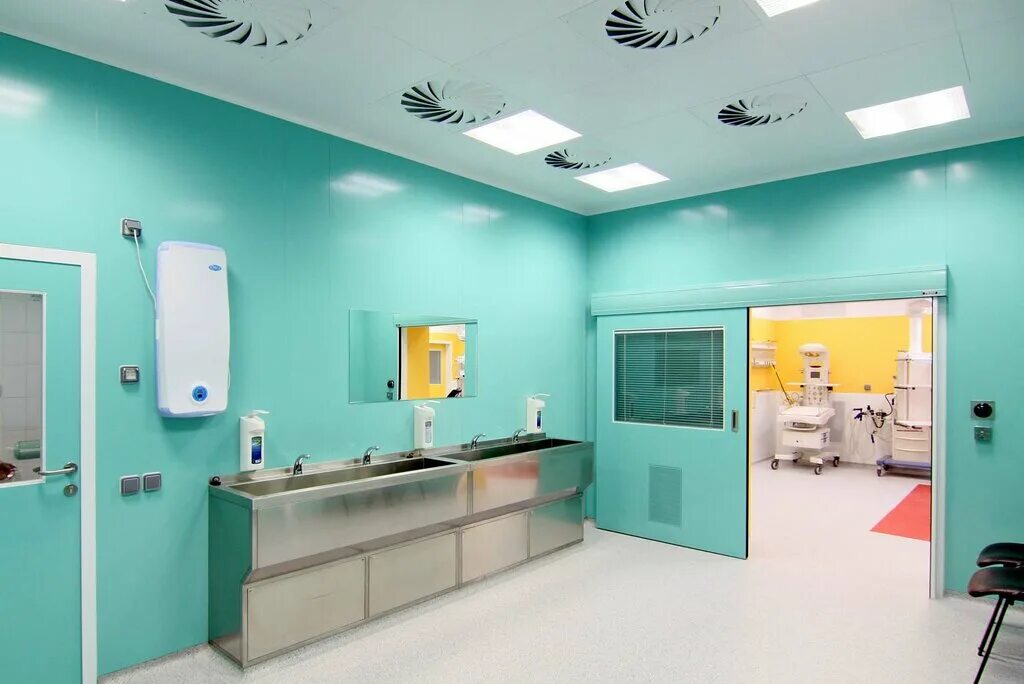 освещение чистых помещений. современный клиника коридор. потолки для медицинских учреждений. лечебные помещения. современная больница.