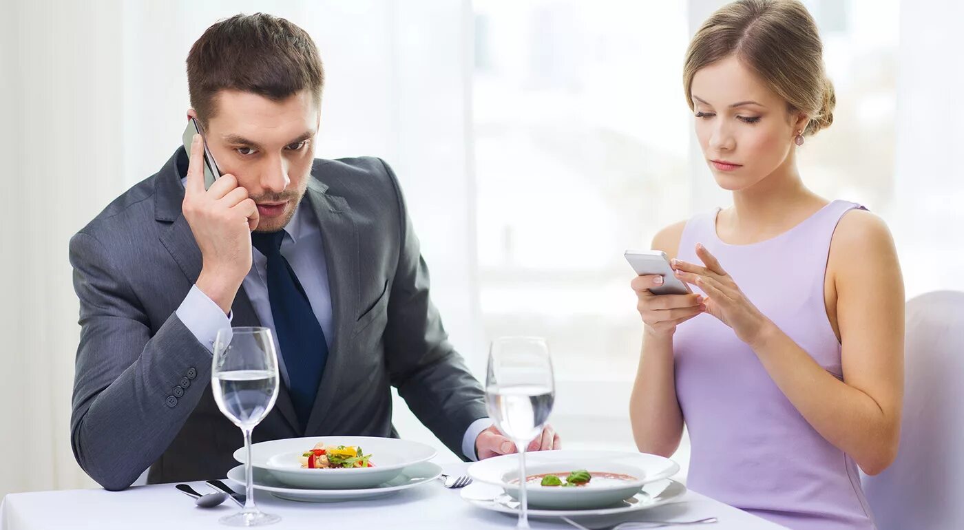 служебный этикет презентация. служебный этикет презентация. неправильное поведение за столом. нарушить этикет. мужчина и женщина за столом.