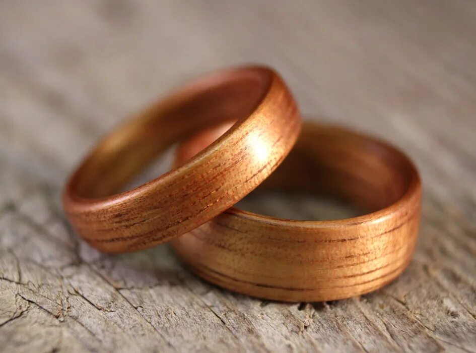 Деревянная свадьба мужу. Деревянная свадьба. С годовщиной деревянной свадьбы. Деревянные Свадебные кольца. Обручальные кольца из дерева.