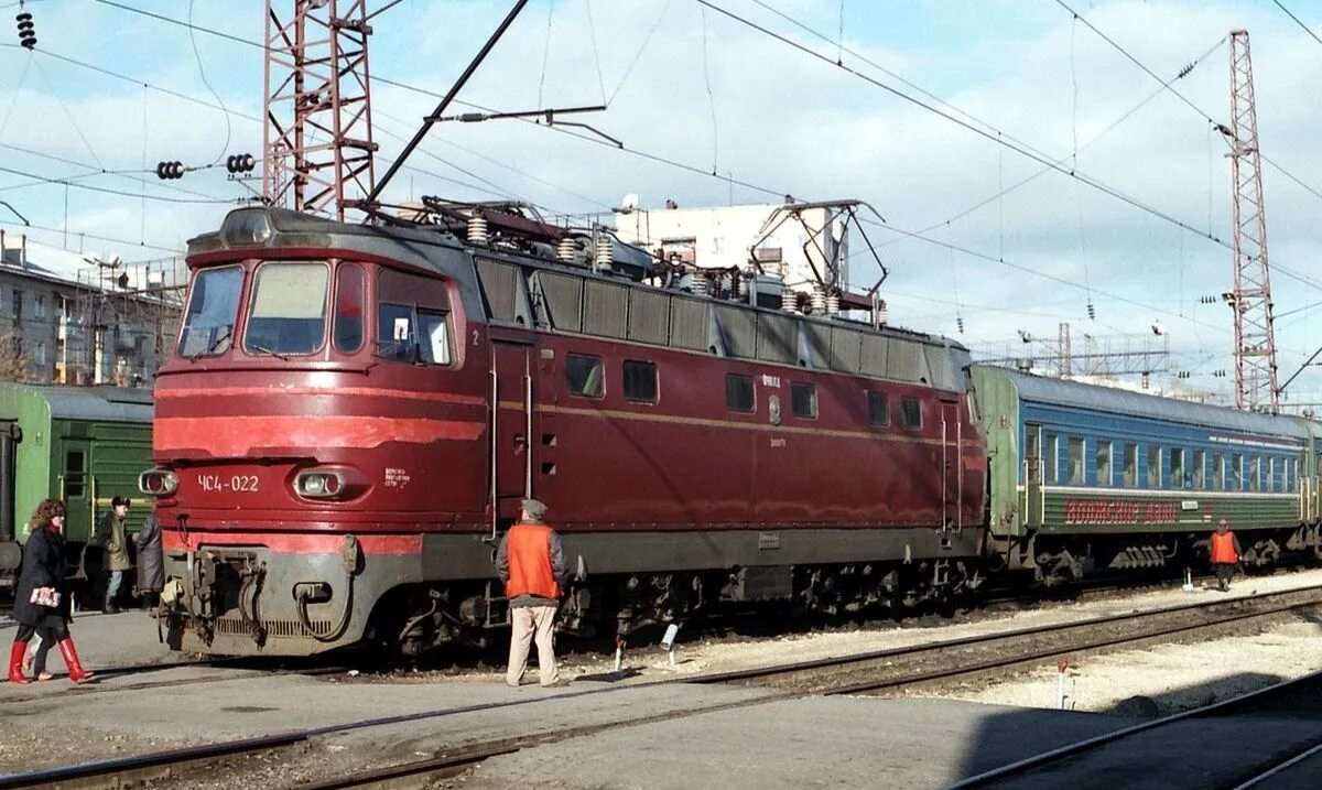 Санкт петербург ртищево. Чс4 Саратов. Электровоз чс4 -025. ЧС-4 Локомотив. Электровоз чс4 226.