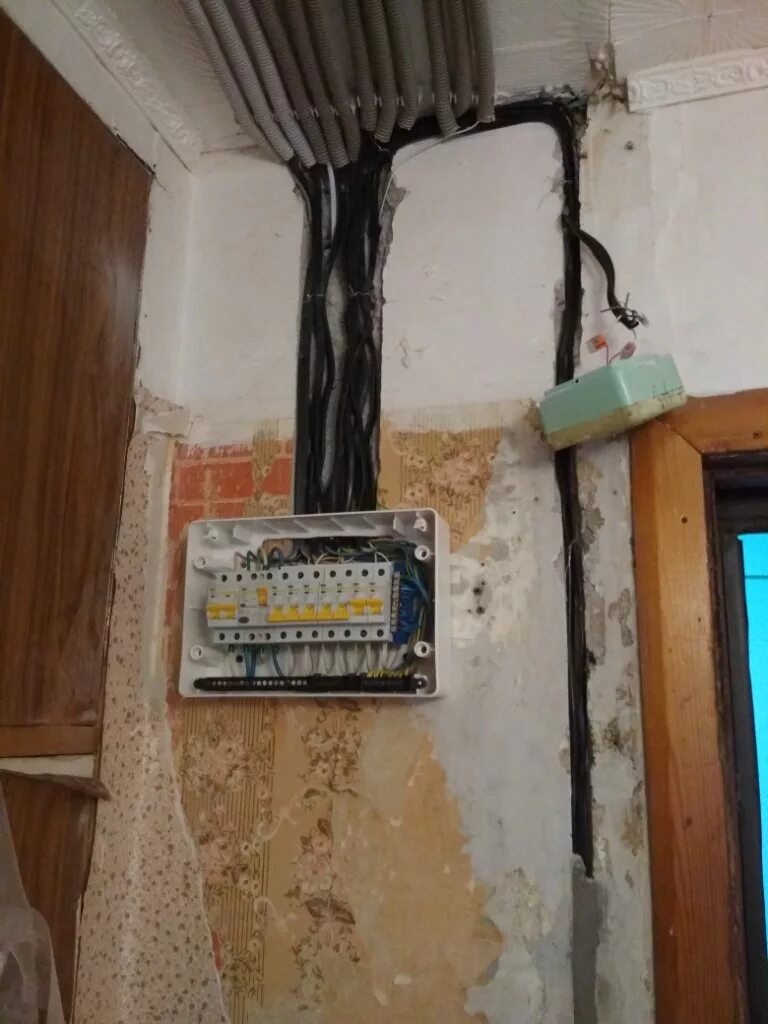 Зам нить проводку. Электромонтаж в квартире. Монтаж проводки в квартире. Прокладка проводов. Зам нить проводку.