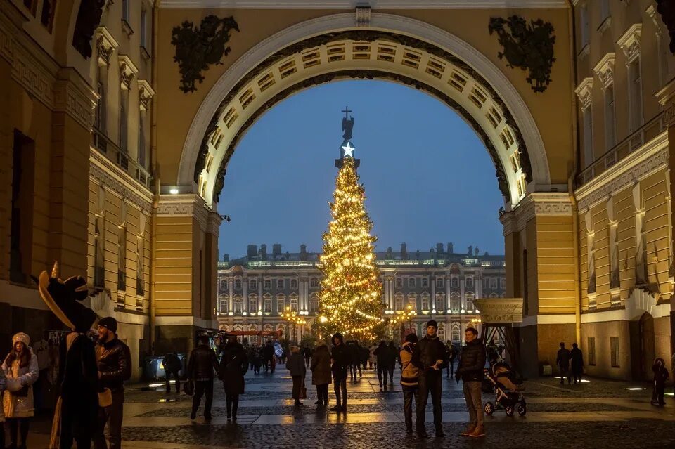 Спб в декабре. Новогодняя Дворцовая площадь в Санкт-Петербурге 2021. Дворцовая площадь 31 декабря. Новогодняя елка в Санкт-Петербурге 2021. Дворцовая площадь на НГ 2020.