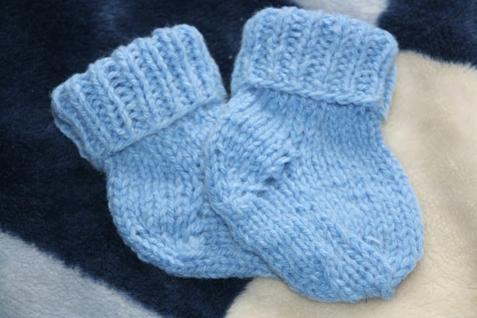 Вязаные носочки для новорожденных. Детские носки спицами для новорожденных. Носки для новорожденного спицами. Носочки для младенца спицами. Носочки для новорожденных для начинающих