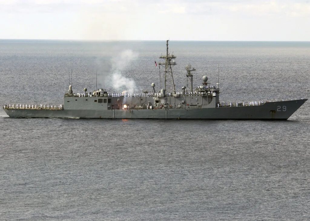 Фрегат эсминец огэ. Оливер хазард перри фрегат. oliver hazard perry-class frigate. эсминец оливер перри. оливер перри корабль.