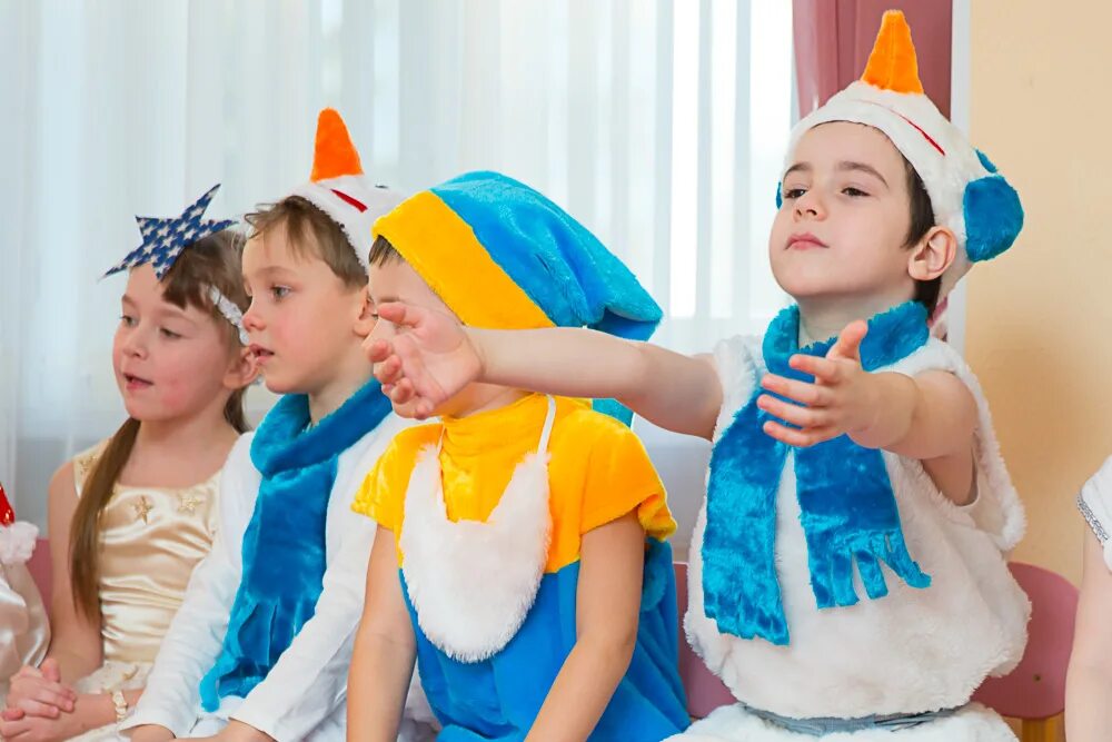 новогодний утренник. костюмы на утренник в детский сад. зимний утренник в детском саду. детский утренник. утренник в садике.