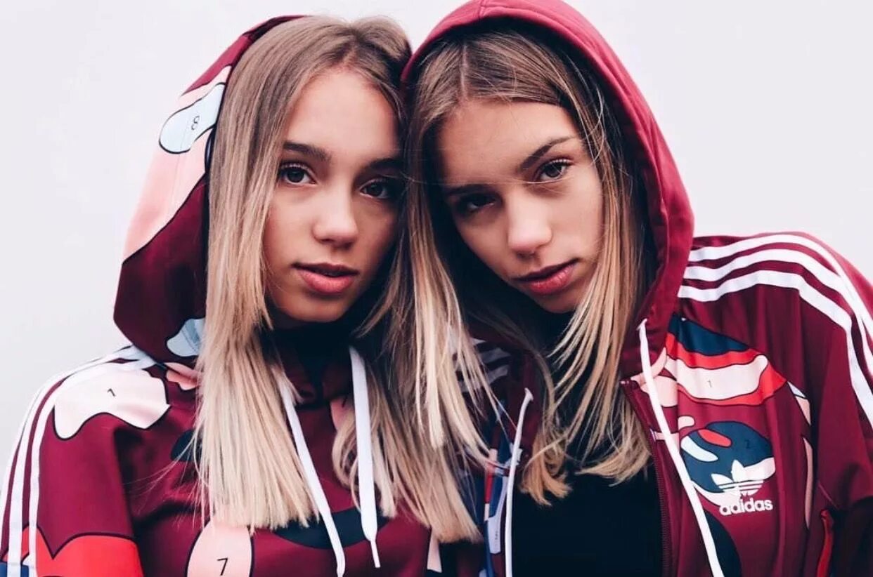 Small blonde teens. Твинс-сёстры. Lisa Lena. Близняшки. Красивые близняшки девушки.