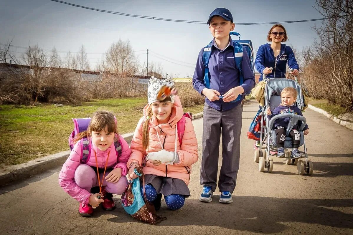 Дом для многодетной семьи. Фото многодетной семьи с детьми от3 до 10 детей. Успешная семья 2022 картинка многодетная. Помощь многодетным семьям.