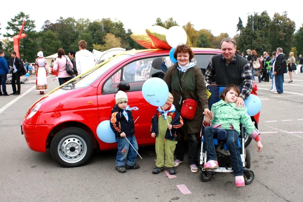 Машина для многодетной семьи. Автомобиль для многодетных. Автомобиль многодетным семьям 2022. Машины для многодетных семей марки. Автомобиль многодетной семье в 2024 году