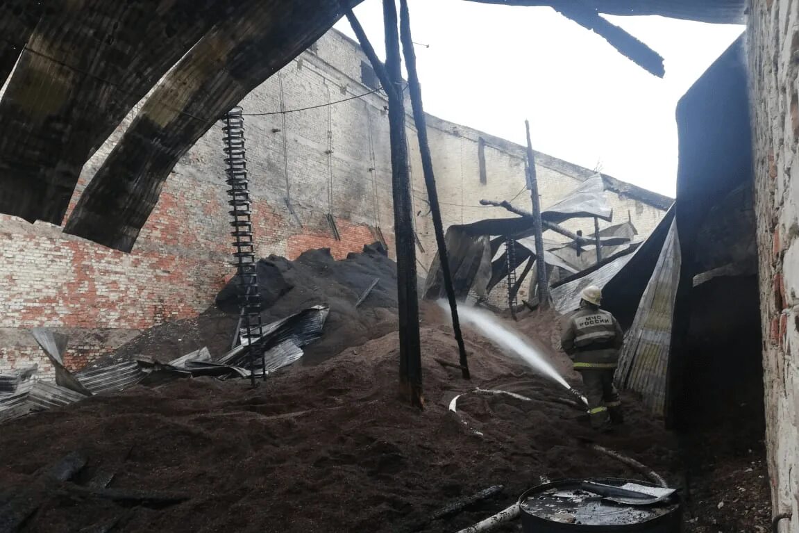 Что сейчас происходит в уфе. Пожар в уфе на заки валиди. пожар в бирске сейчас. пожар на монументе в уфе. бирск пожар кафе башкирский.
