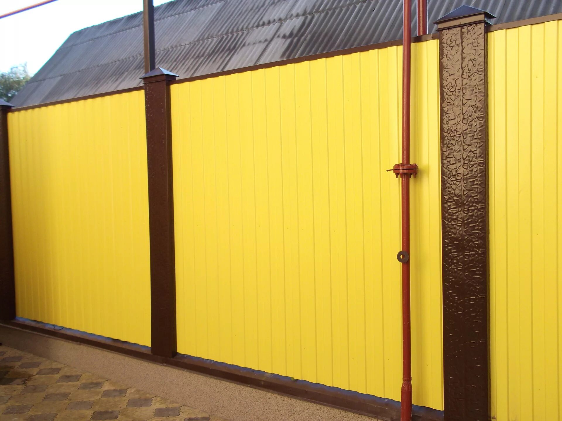 желтый забор из профнастила. забор декоративный grinda 422209. рал 2004 штакетник. необычные заборы для дачи. желтый забор.