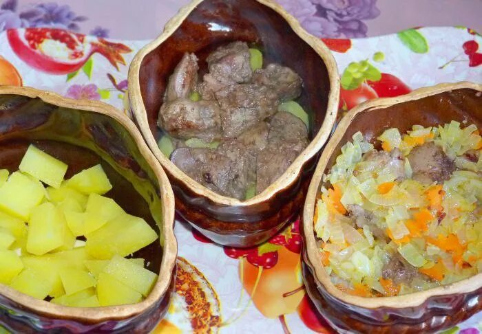 Рецепт с печенью в горшочке. Печень куриная с картошкой в горшочках. Печень с картошкой в горшочках. Печень в горшочках в духовке с картошкой. Куриная печень в горшочках в духовке с картошкой.