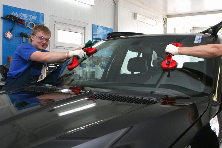 Автостекло смоленск. Установщик автостекол. Вклейка автостекол. Установщик стекол на автомобиле. Вклейка стекол автомобиля.