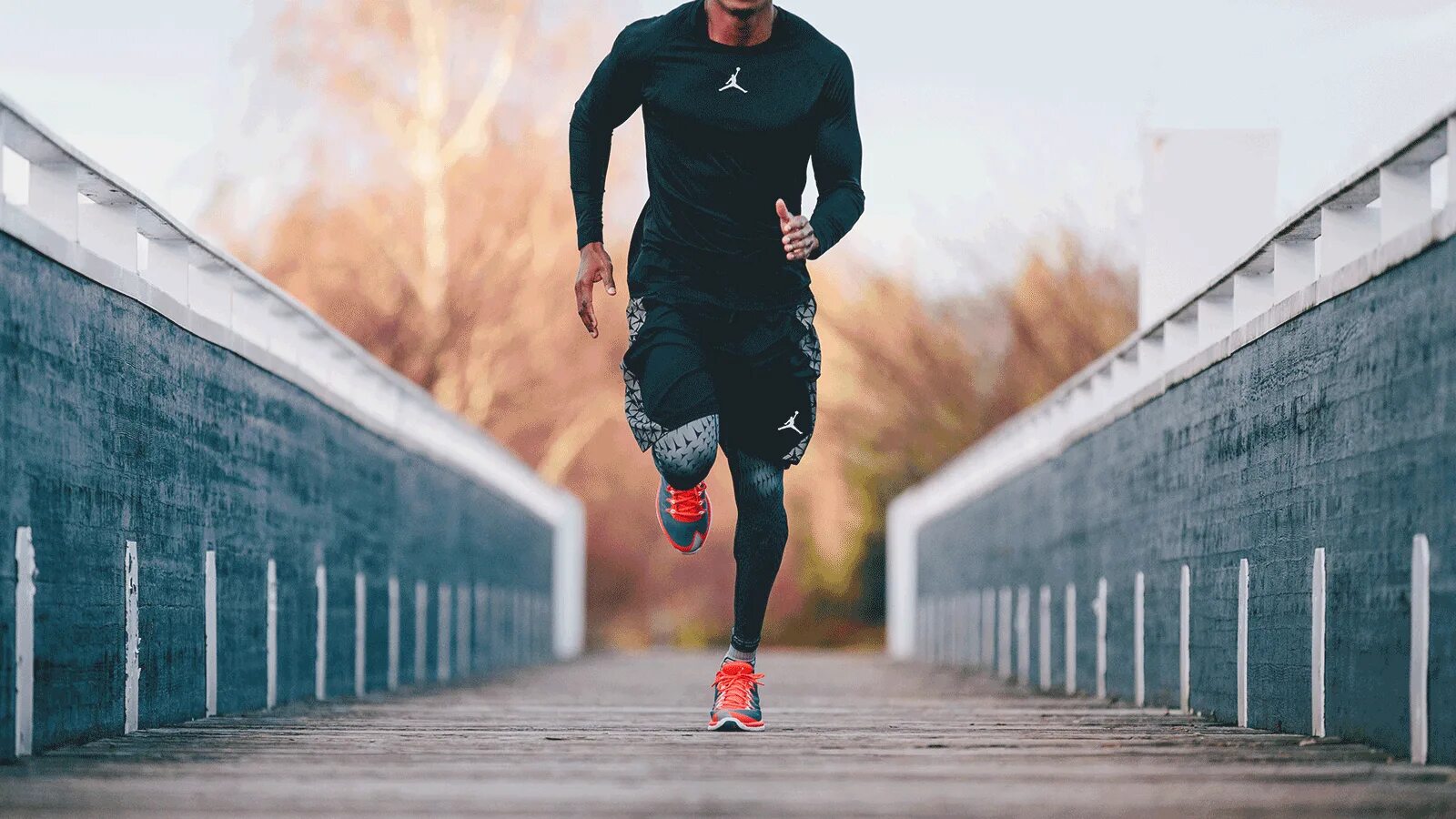 It s time to run. Кроссовки найк раннер для бега. Nike Running 2022. Спортсмен бежит. Спортивный мужчина бежит.